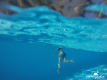 Dieses Foto entstand im Urlaub in Portugal im Pool mit der GoPro. Das Interessante an diesem Bild ist mit Sicherheit der Unterschied zwischen "Unter Wasser" und dem bisschen "Über Wasser", das man verschwommen im oberen Bildteil sieht.